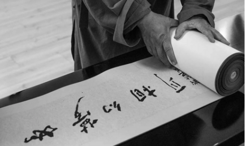 翰墨半生闲，六岁习画，六十载漂流，他于生命的边缘线上求证灵魂智慧