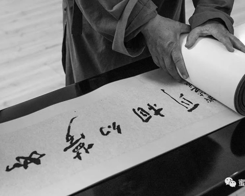 翰墨半生闲，六岁习画，六十载漂流，他于生命的边缘线上求证灵魂智慧